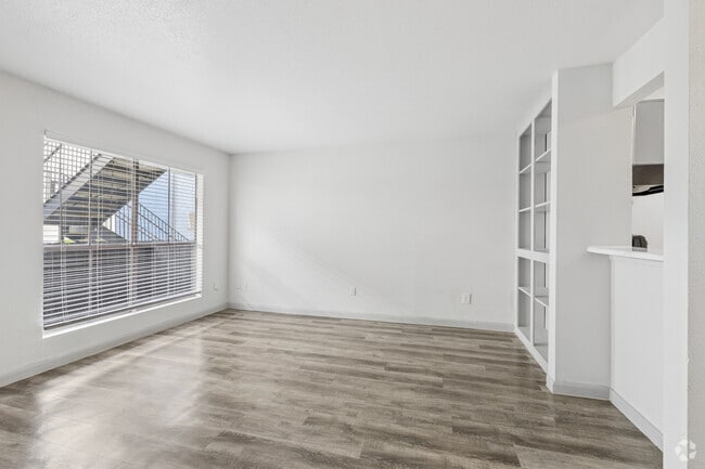 2BR, 2BA - 1,000SF - Living Room
