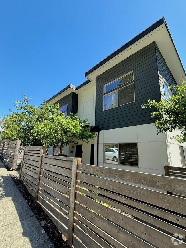 Building Photo - Perfect Seattle Sanctuary – where Comfort ... Rental