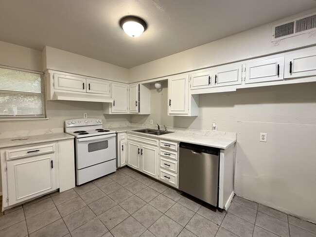 Photo - 525 Cottonwood St