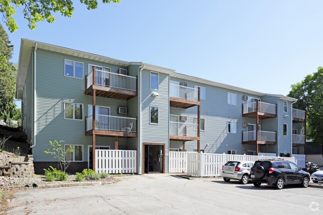 Building Exterior - Maple Glen Apartments