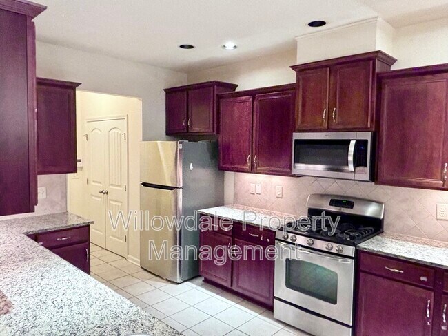 Photo - 535 Whitworth Ln