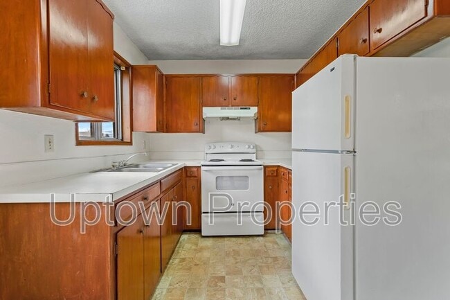 Building Photo - 8055 NE Flanders St Rental