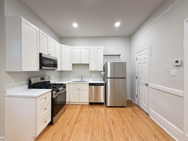 Building Photo - 1009 N Sacramento Ave Unit 2C