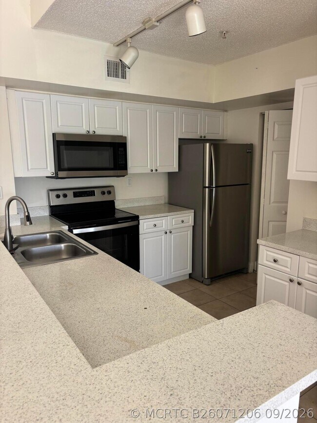 Building Photo - 3870 Lyons Rd Unit 305-8