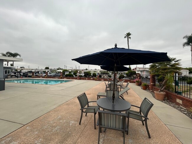 Área de la piscina - Garden West Estates (55+ Senior)