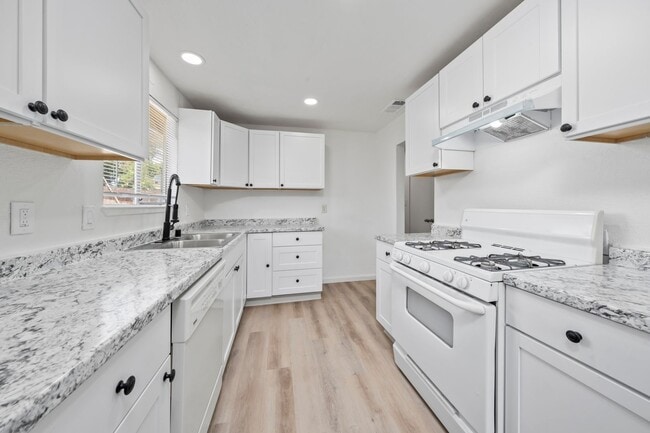 Charming 3 bedroom 2 bath home in Sacramento! - Charming 3 bedroom 2 bath home in Sacramento!