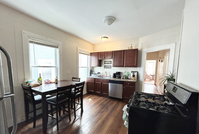 Building Photo - 74 Romsey St Unit 2 Rental