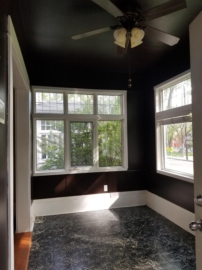 Photo - 2166 Athol St