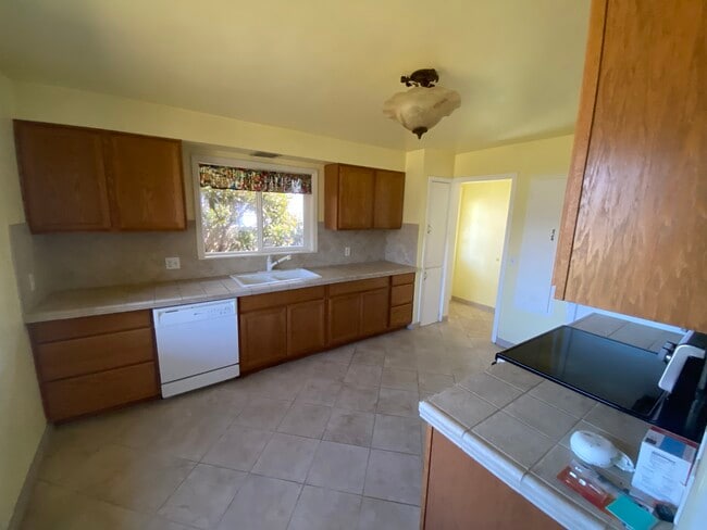 Cocina - 2575 Sheridan Ave