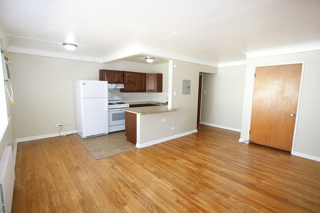 Open-Concept Living/Dining Space - 1531le