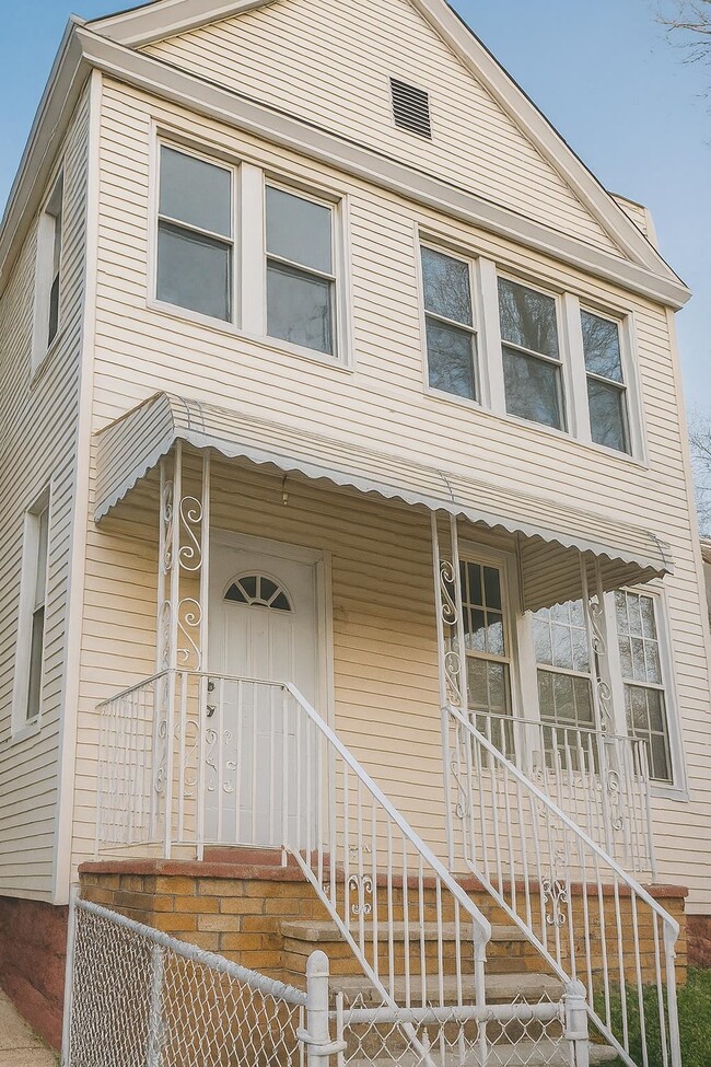 Building Photo - 42 New St Unit 2