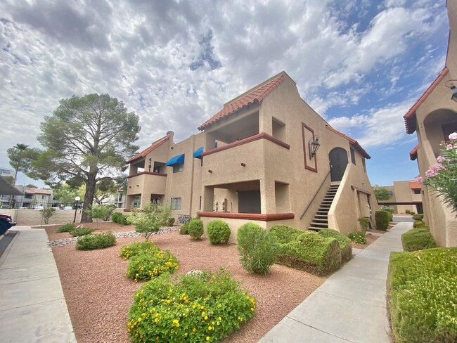 Building Photo - 1 BEDROOM / 1 BATH GATE COMMUNITY/ LOCATED... Rental
