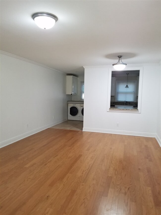 Photo - 1043 Martin St