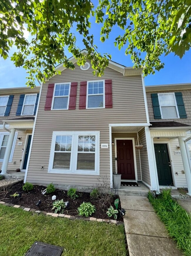 Building Photo - Prime Location Townhome