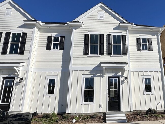 Building Photo - Stunning, two-bedroom townhome now available in Market Common!