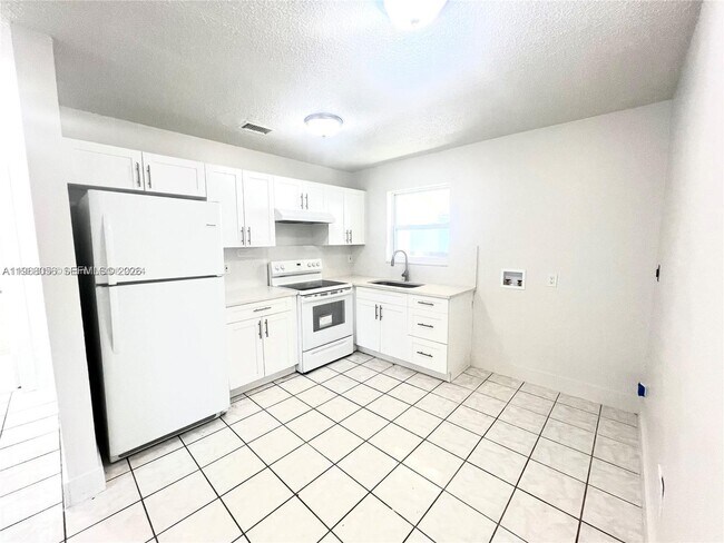 Photo - 951 SW 7th St Unit 4