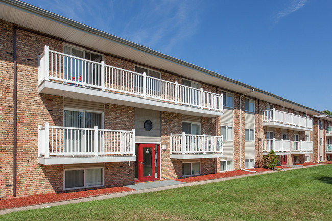 Champaign House Apartments - Lincolnshire West Apartments