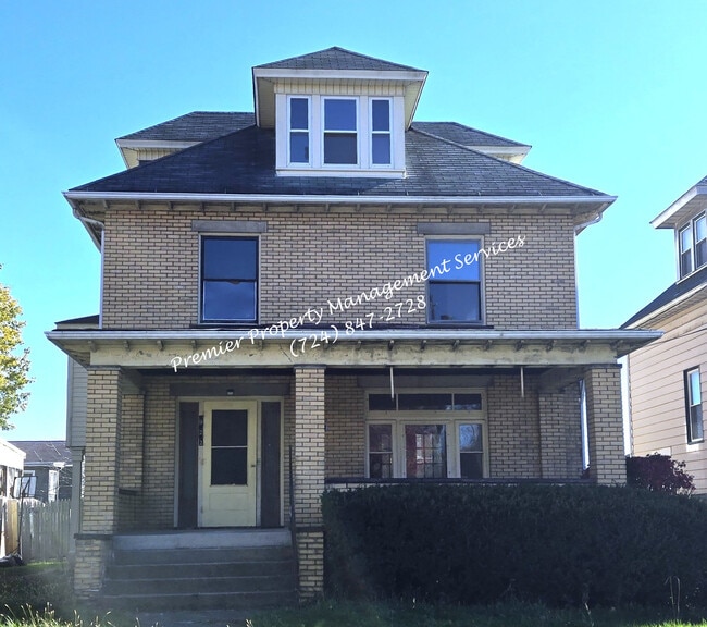 Building Photo - 922 Winslow Ave