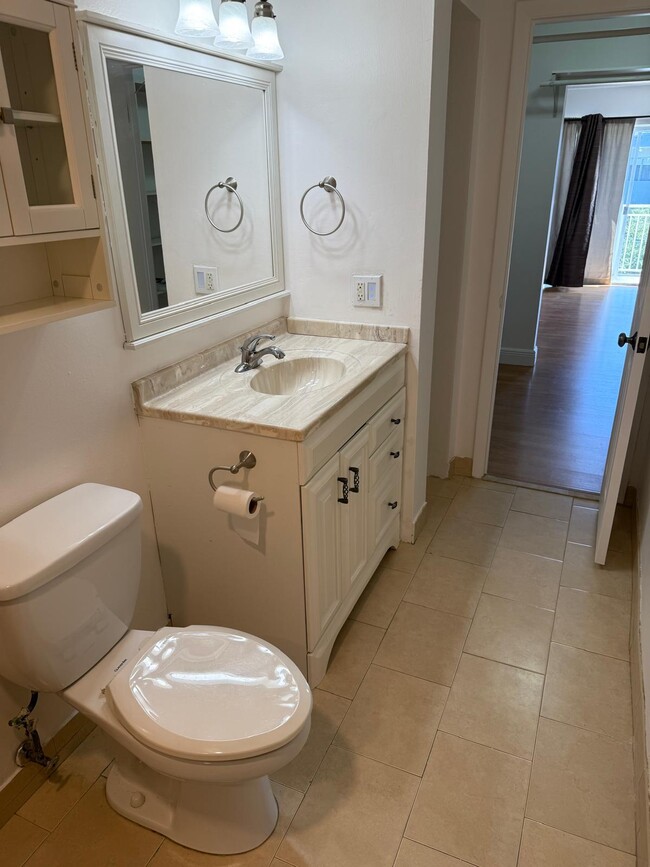 Baño principal con vista al vestidor - 9365 Fontainebleau Blvd Unidad E208