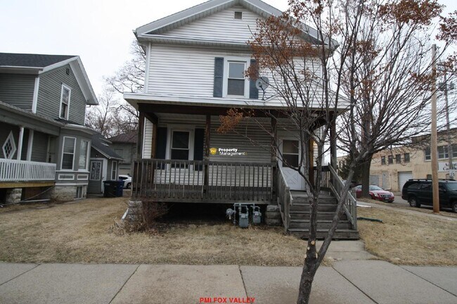 Large 3 - Bedroom Duplex in Oshkosh