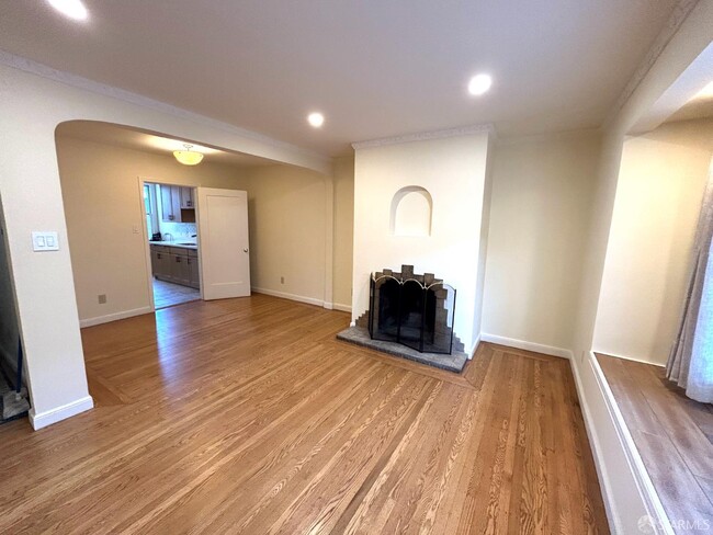 Photo - 106 Caselli Ave