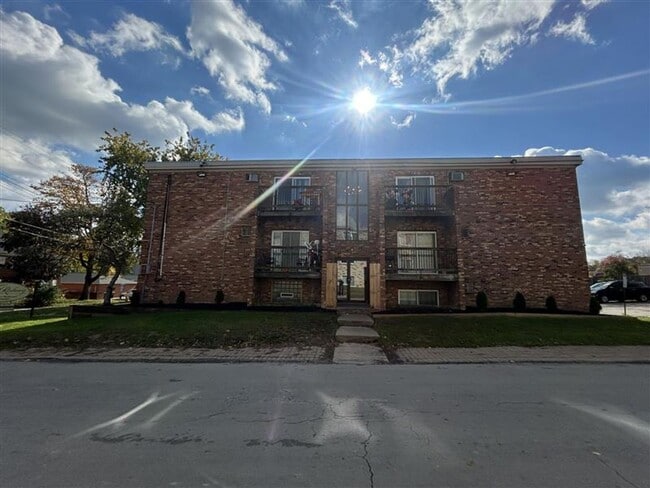 Building Photo - Recently renovated 1-bedroom suite Unit 6217 Roxbury Street- 23
