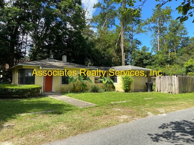 Building Photo - Spacious 3BR/2BA Home on a Quiet Corner Lot!