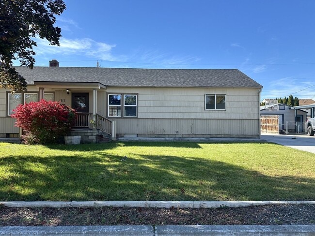 Building Photo - 1st Month Rent Free!  Charming & Modern 2-...