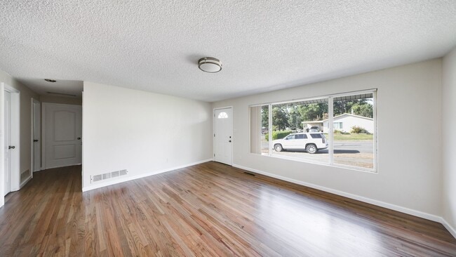 Photo - 3 Bed 1 Bath - Hardwood Floors - Pet Friendly - NAS Whidbey