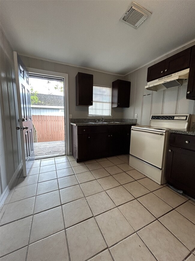 Photo - 301 W Austin Ave