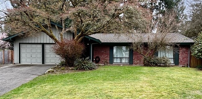 Building Photo - Charming 3bd/2bth Rambler in Tam o'Shanter in Redmond $3,795/mo