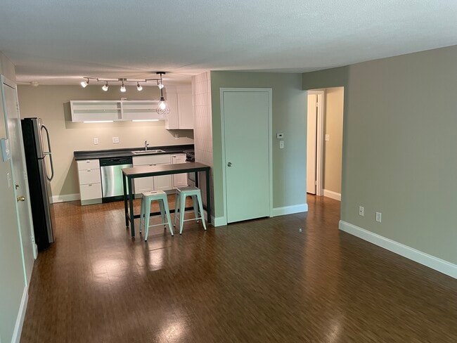 Photo - 22 7th Ave
