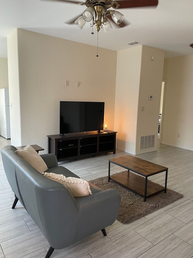 Photo - 1 bedroom /1 bathroom units available in a brand new complex! Move in now!! Unidad 6