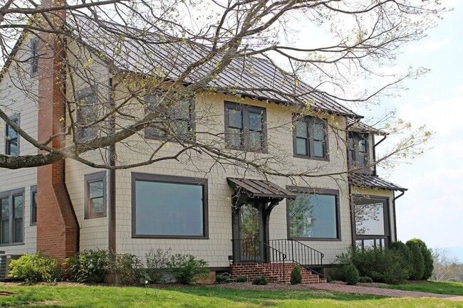 Building Photo - Beautiful Country Home With Picturesque Views