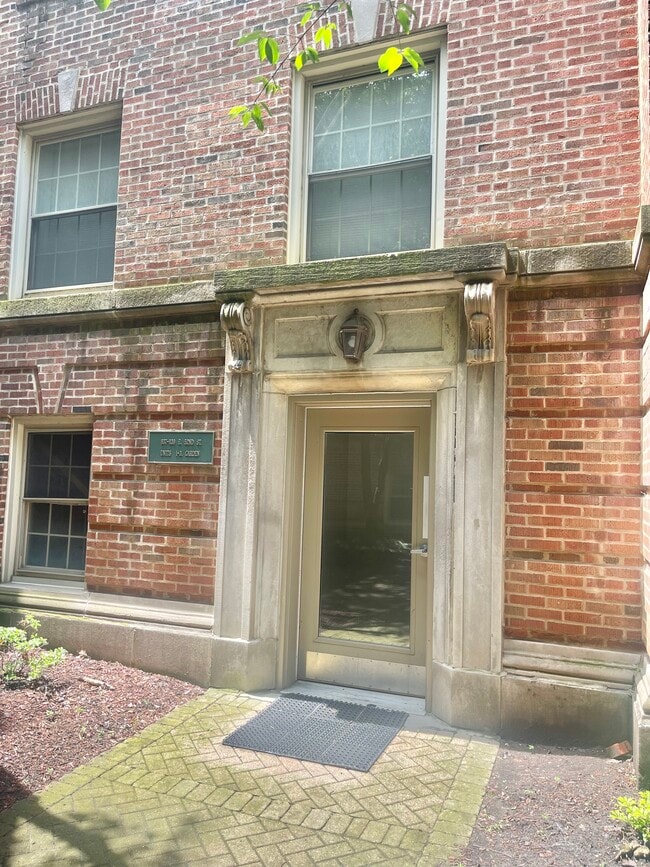 Photo - 837 E 52nd St Unit 3N