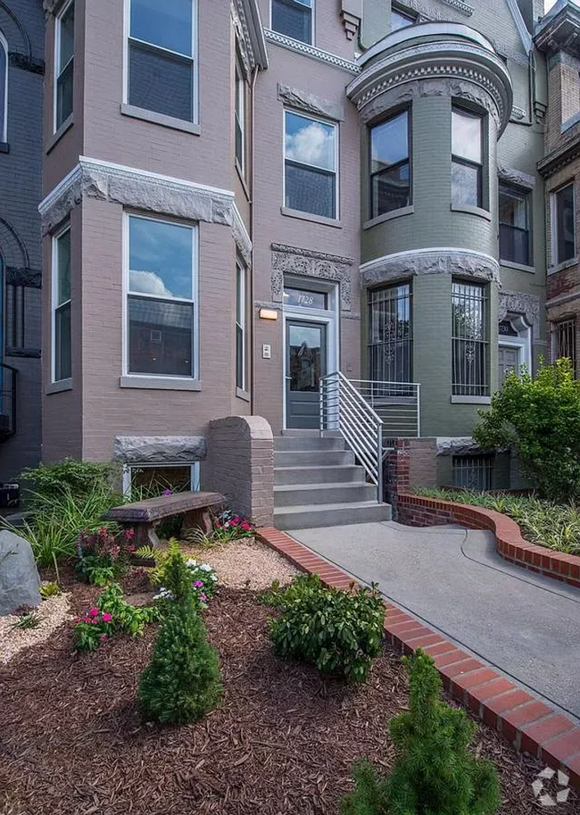 Building Photo - Available Now! 1 Parking Spot Included! 2 ... Unit 2 Rental