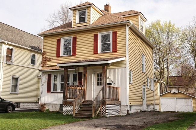 Photo - GREAT SINGLE FAMILY HOUSE . WAITING FOR YOU TO CALL HOME !!