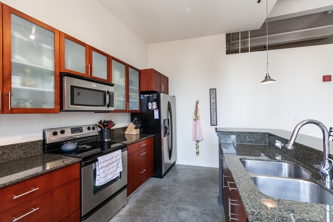 Building Photo - 1136 Washington Ave Unit 608