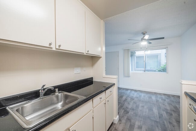 1BR, 1BA - 660SF - Kitchen - Parkway Green