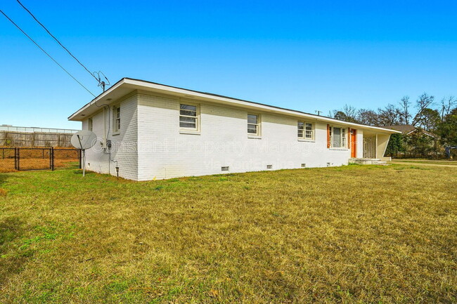 Photo - 105 Maxwell Dr