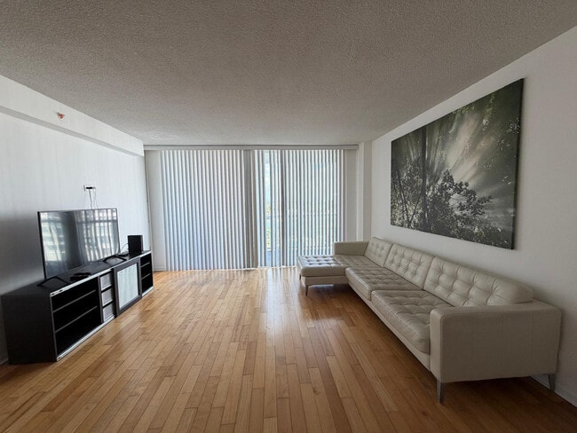 Building Photo - 5601 Collins Ave Unit SI ID1475832P