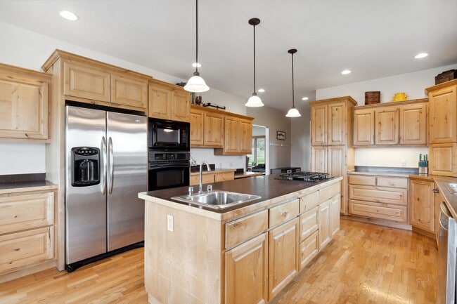 Photo - Available For Rent Mid October! 5-bedroom,...