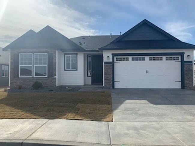 Building Photo - Charming 3-Bedroom, 2-Bath Home with Spaci...