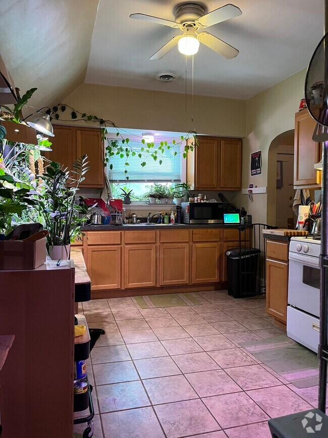 Building Photo - 526 E Dover St Unit UPPER Rental