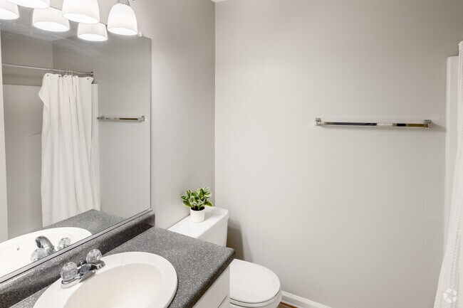 2BR, 2BA - 877SF - Model Unit - Bathroom