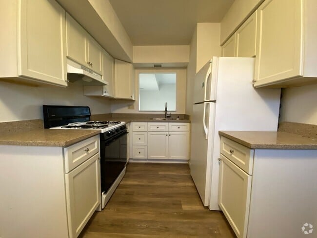 Building Photo - Bright & Spacious Two Bedroom in Zelienopl... Rental