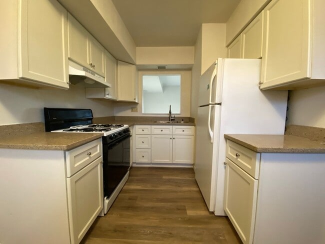 Bright & Spacious Two Bedroom in Zelienopl... - Bright & Spacious Two Bedroom in Zelienopl... Townhome