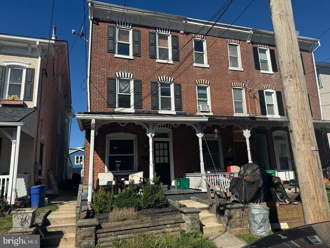 Building Photo - 405 Walnut St