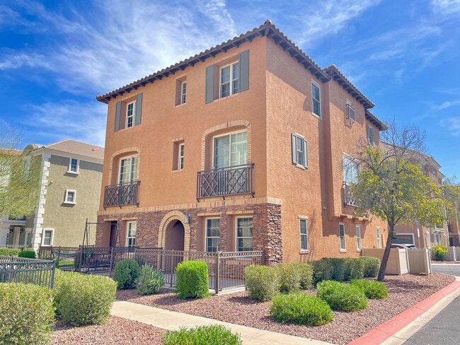 Building Photo - Prime Gilbert 3 Bedroom/2.5 bath 1st floor bonus room, 3 community pool's