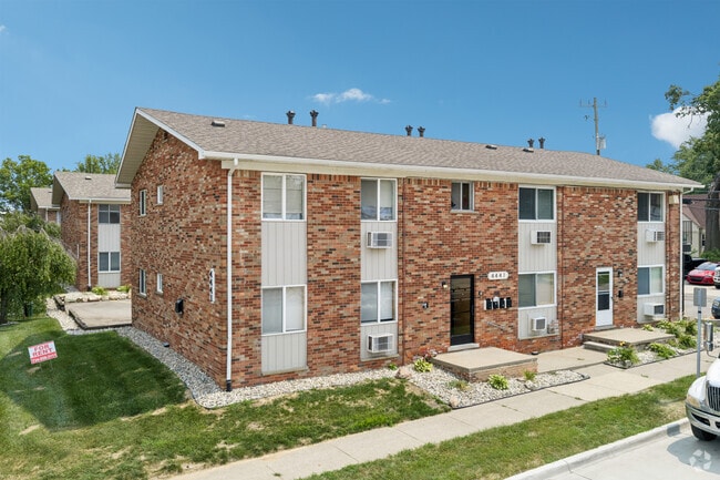 Building Photo - Oakwood Apartments